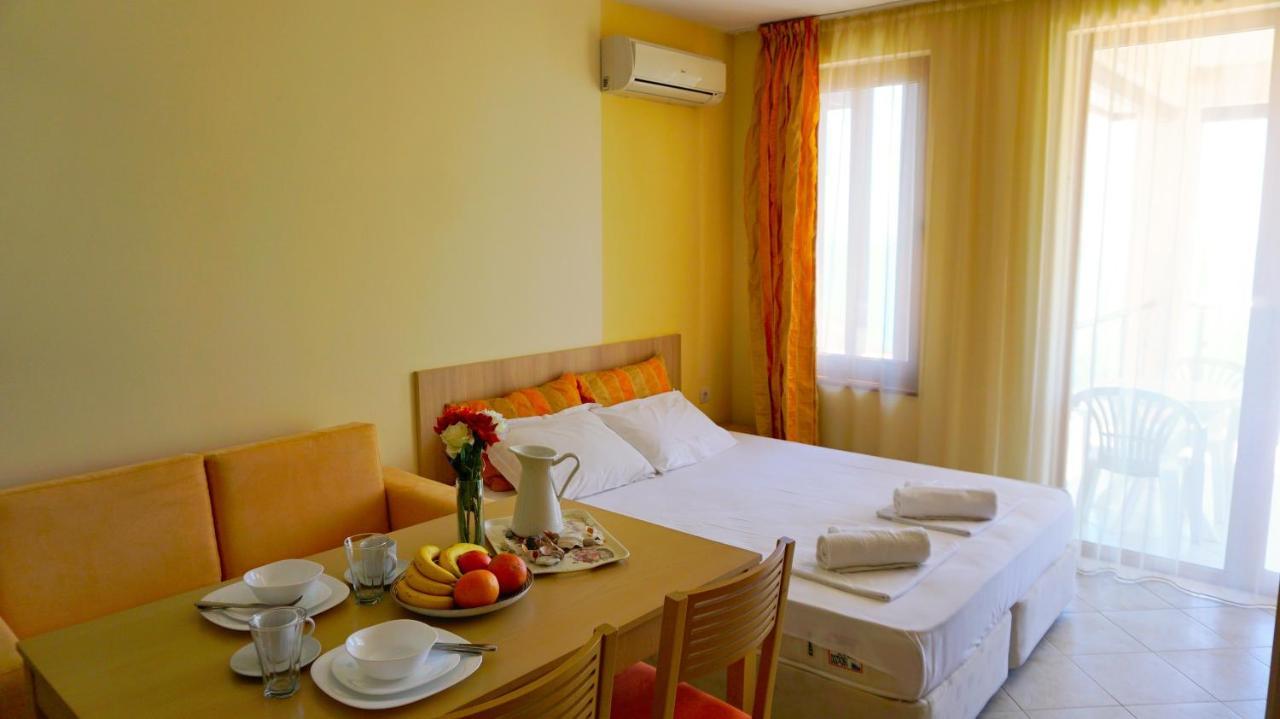 Морски апартаменти Джулая Морнинг - Sea View Apartments July Morning Каварна Екстериор снимка
