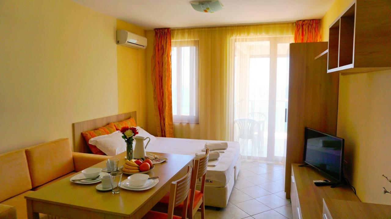 Морски апартаменти Джулая Морнинг - Sea View Apartments July Morning Каварна Екстериор снимка