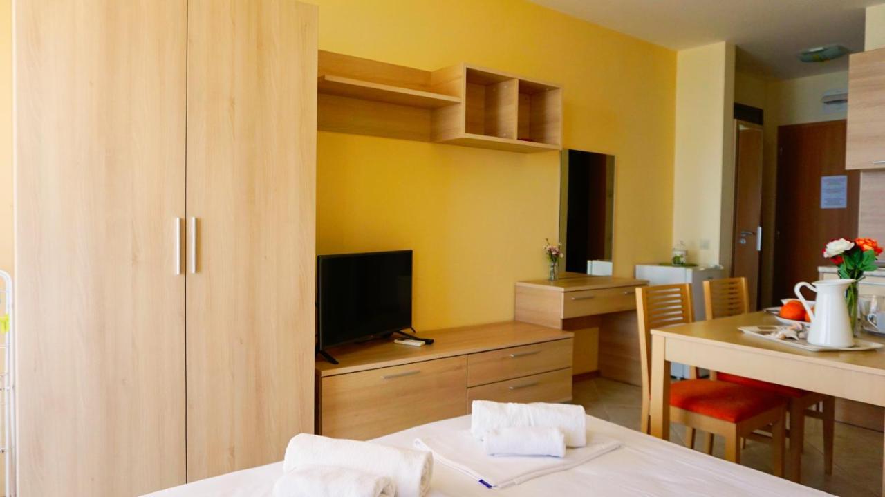 Морски апартаменти Джулая Морнинг - Sea View Apartments July Morning Каварна Екстериор снимка